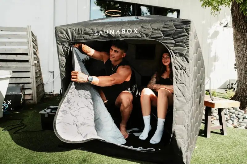 saunabox-go-couple-inside